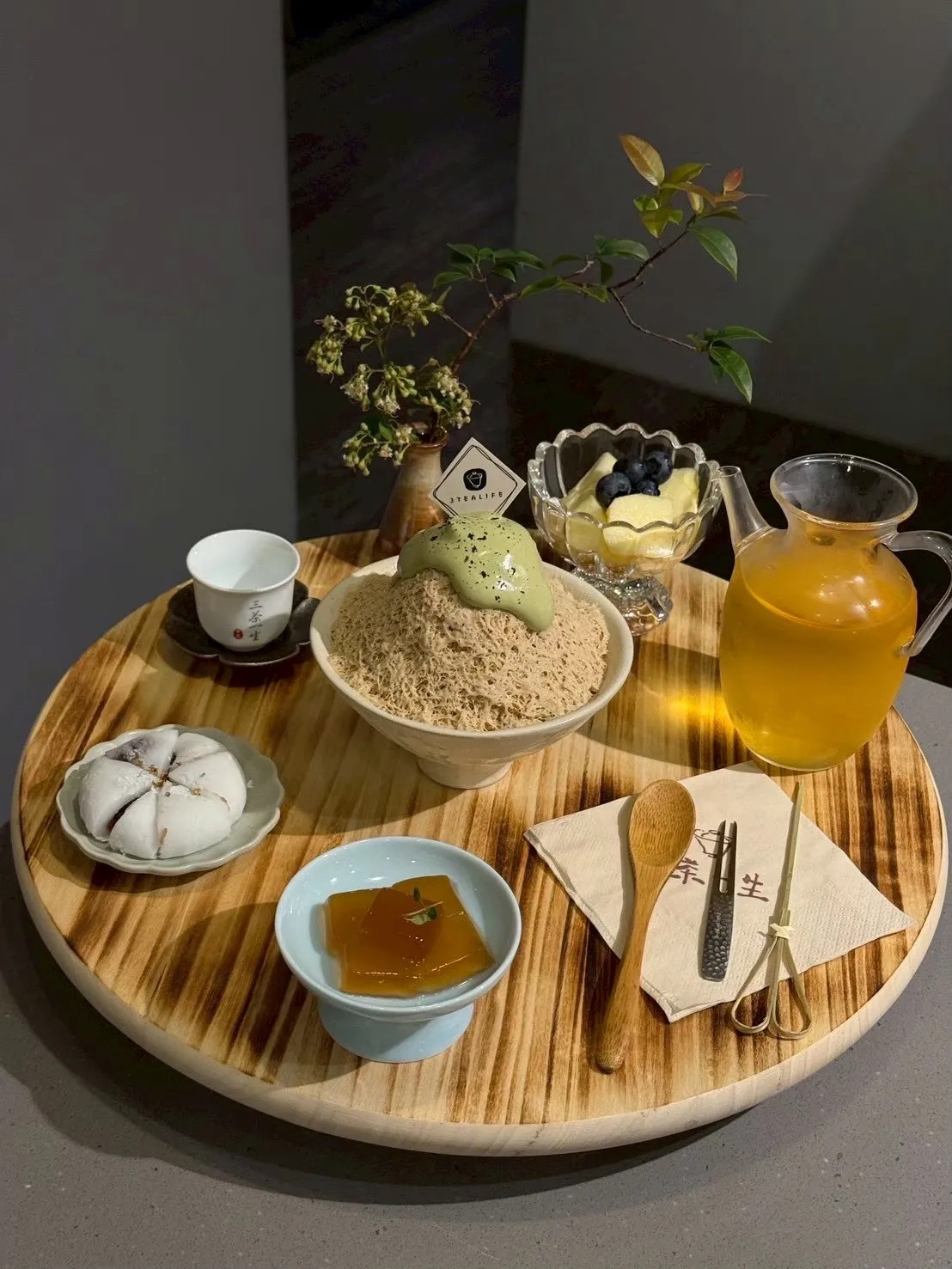 木盤上的刨冰、琥珀色凍品、麻糬與一壺茶